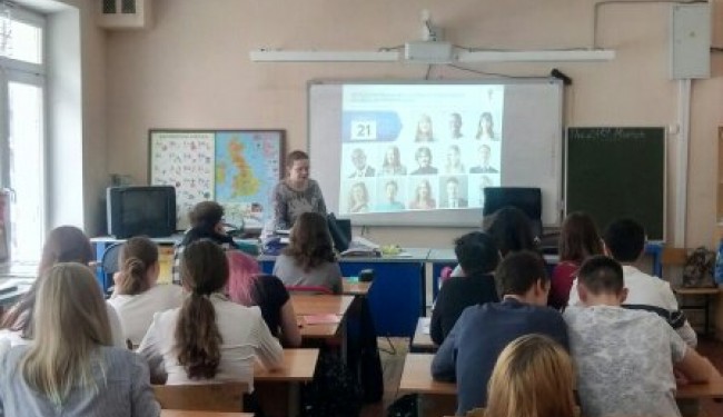 В Иркутске старшеклассник на уроке чуть не зарезал ножом другого школьника В Иркутске старшеклассник на уроке чуть не зарезал ножом другого школьника