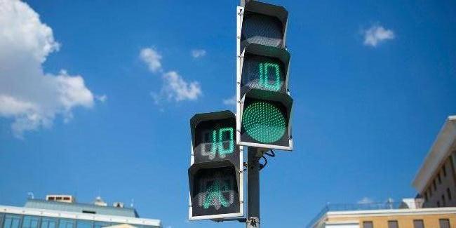 Власти скорректировали режим работы светофора на перекрестке улиц Герасима Курина и Тарутинской